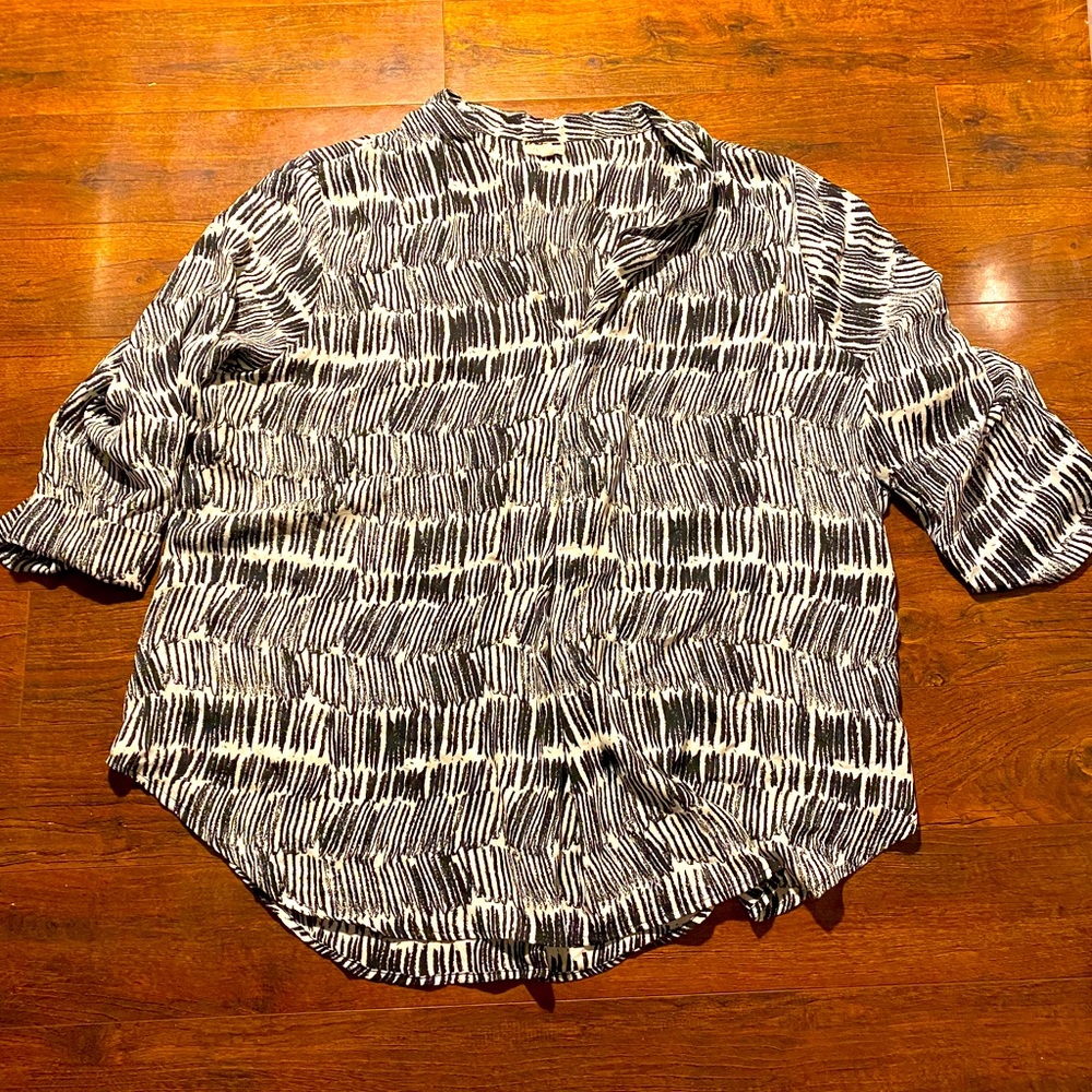 Black and white three-quarter sleeve blouse☀️